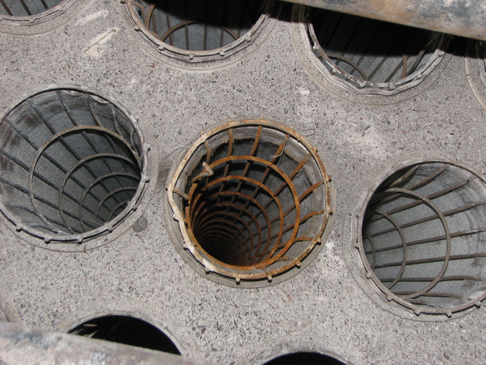 布袋式除塵器實(shí)際應(yīng)用中濾袋的破損形式及原因解密 布袋式除塵器實(shí)際應(yīng)用中濾袋的破損形式及原因解密